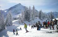 Skifahrer mit Alpspitze